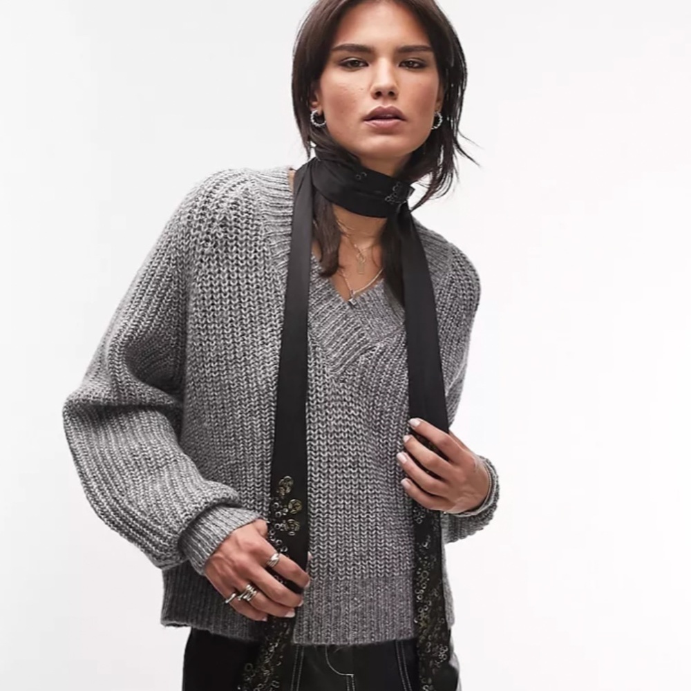 Topshop Gray Knit V-Neck Long Sleeve Sweater